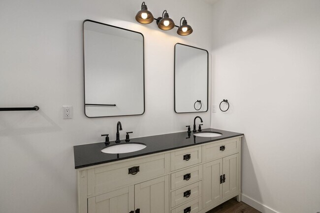 Building Photo - Spacious Remodeled 3BD/2BA with Private Balcony, In-Unit W/D + Parking