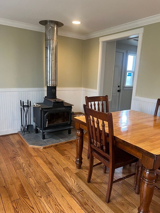 Building Photo - Renton 2 bedroom 1 bath home available now!