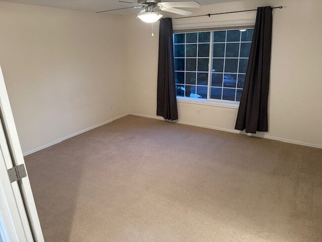 Building Photo - Quiet Neighborhood 4 bed + Office 2.5 Bath