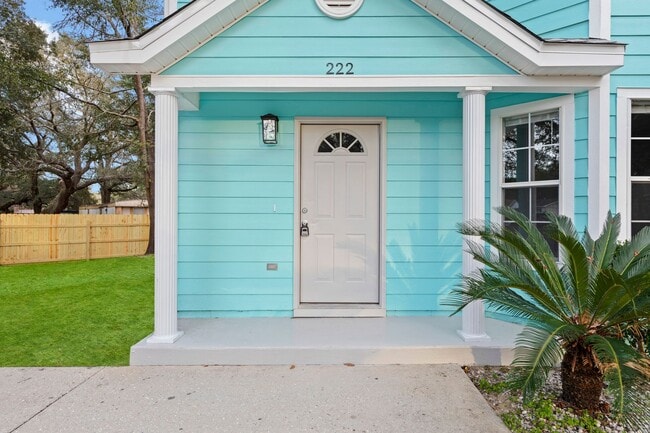 Building Photo - Beautifully Updated Townhouse