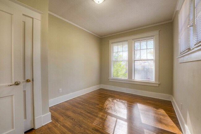 Building Photo - Gorgeous, renovated Midtown 3/1.