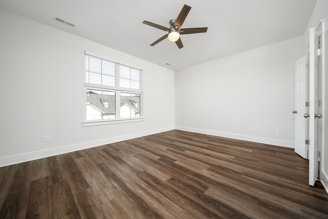 Building Photo - Stunning 2BE/2.5BA townhome next to Percy ...