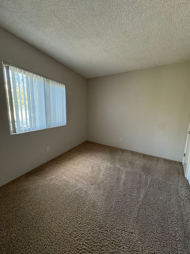 Building Photo - One Bedroom Condo Across From USD