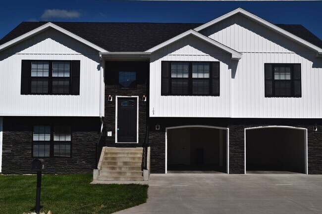 Primary Photo - Beautiful 4 Bedroom, 3 Bathroom Split Leve...