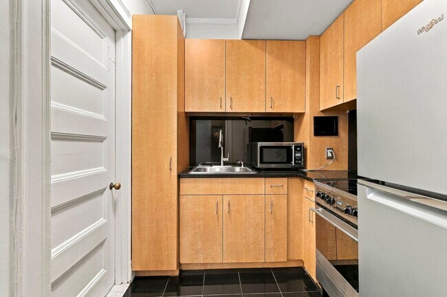 Building Photo - 21 Beacon St