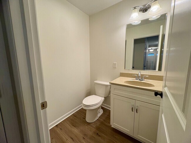 Building Photo - 3 Bedroom 2.5 Bathroom Townhome in Mechanicsburg!