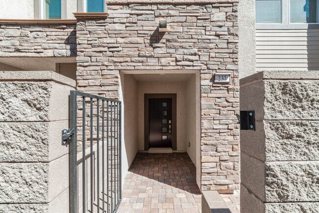 Building Photo - Stunning Home Located in the Desirable Bla...
