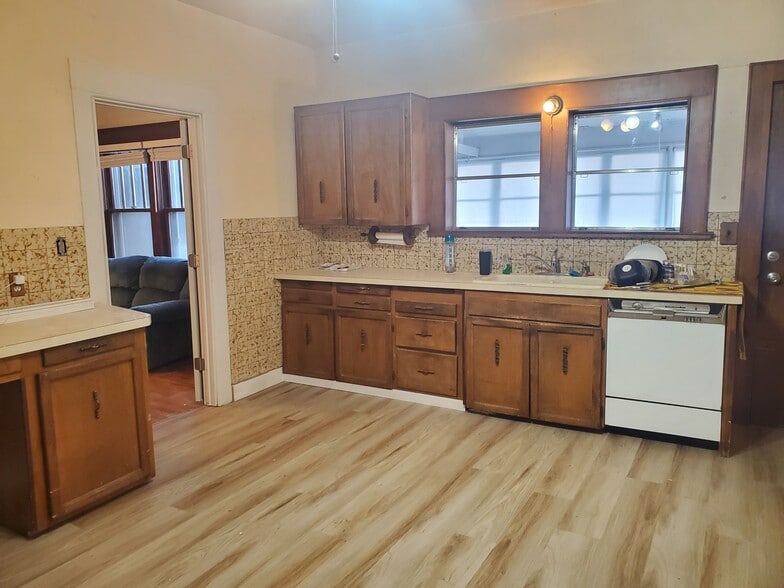 Building Photo - 115 N Oregon St