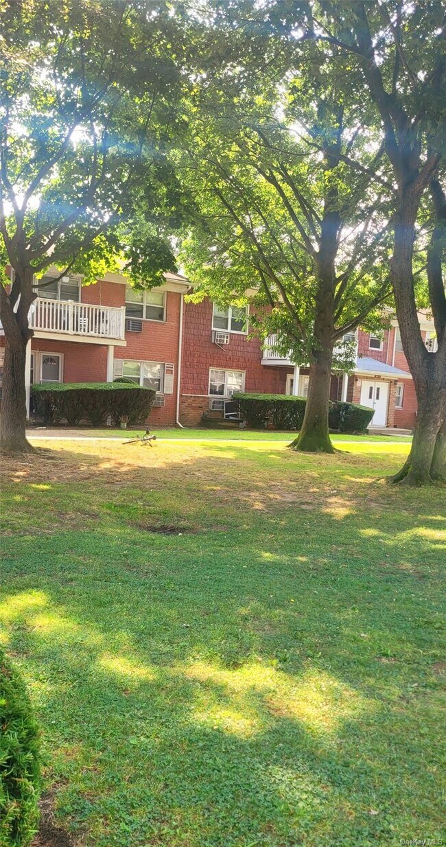 Primary Photo - 115-15 Hemlock Dr