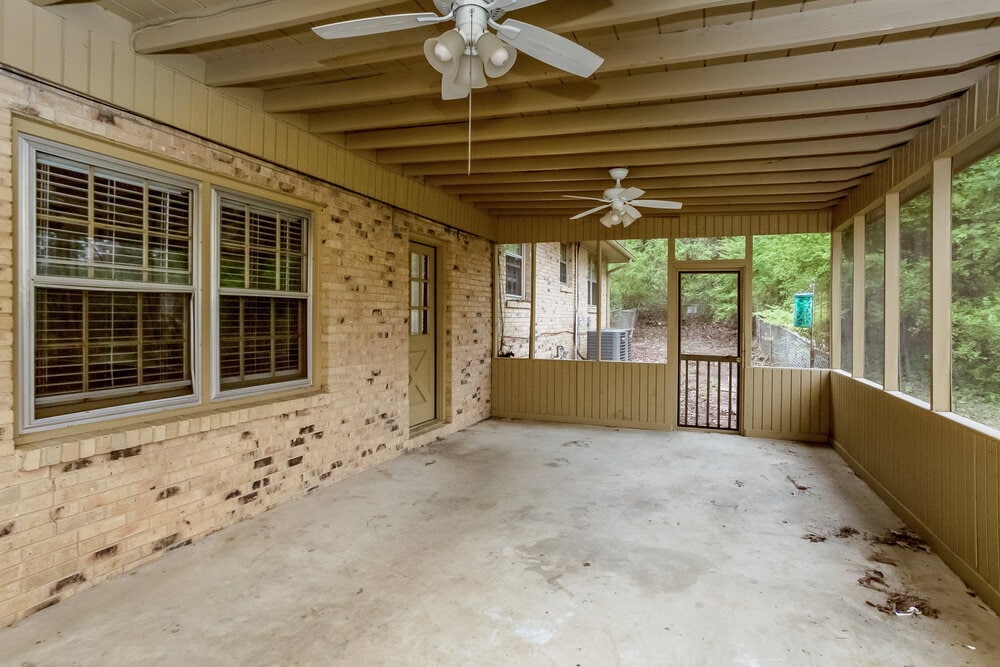 Building Photo - 2115 Pine Knoll Cir NE