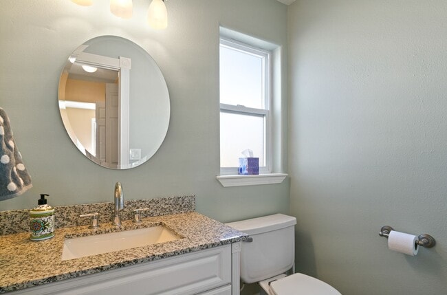 Building Photo - Beautiful 3 Bedroom 2.5 bath home with 2 c...