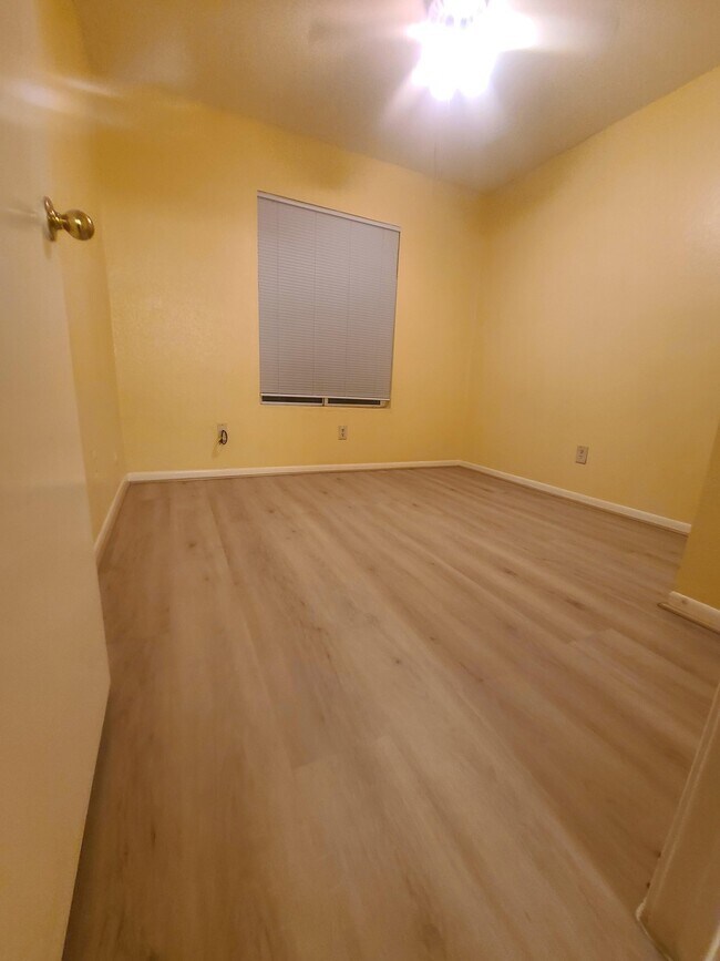 Building Photo - 752 Memorial Mews St