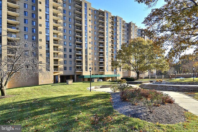 Building Photo - 4500 S Four Mile Run Dr