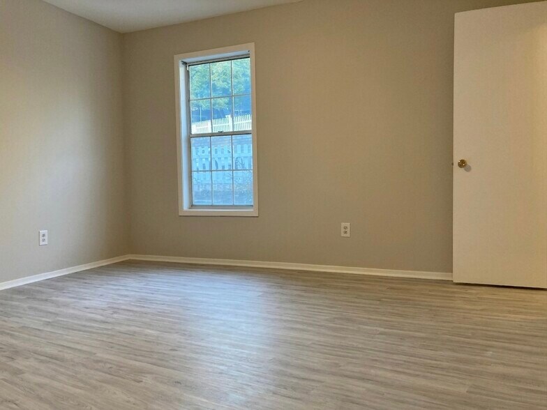 Bedroom with Walk-In Closet and Hardwood Floors - 1405 Vicksburg Plz