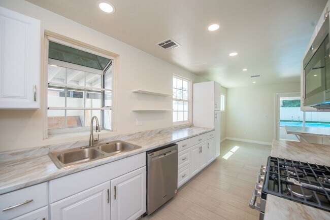 Building Photo - Completely Remodeld W/ Swimming Pool!