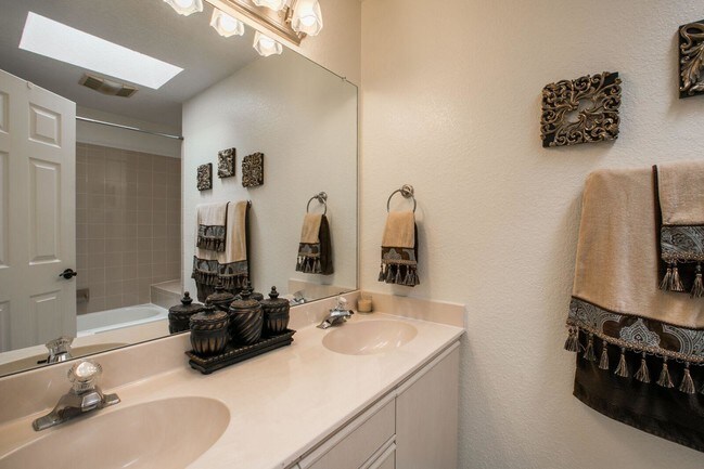 Building Photo - 6809 Medinah Ln NE