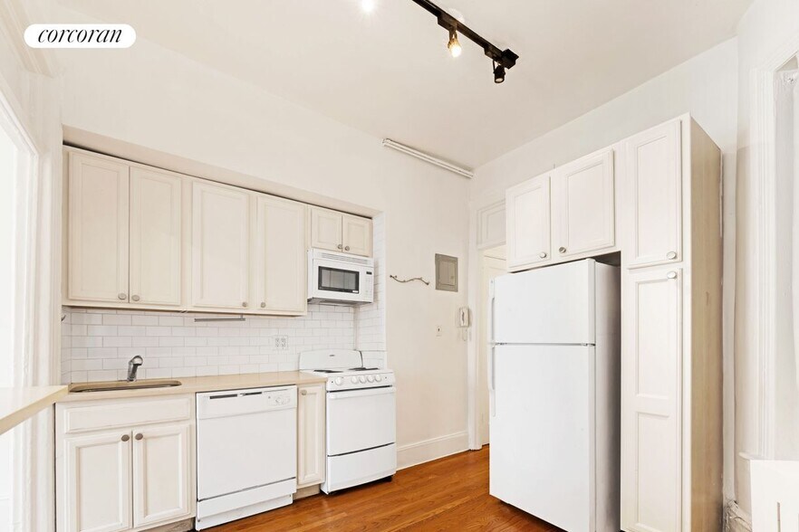 Building Photo - 192 Bleecker St