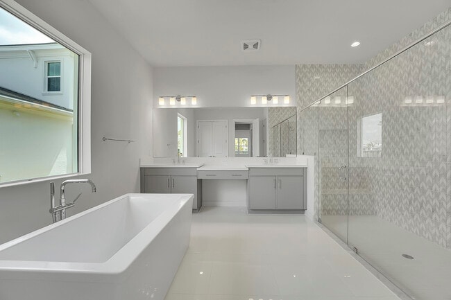 Building Photo - 9341 Crestview Cir