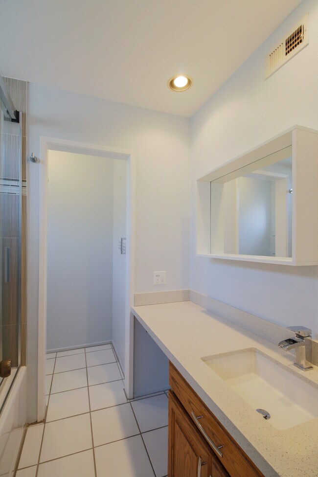Building Photo - Beautiful Tri-Level 2BD + BONUS ROOM 3BA T...