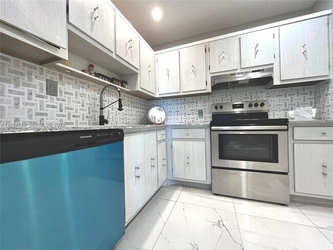 Building Photo - 100 Bayview Dr