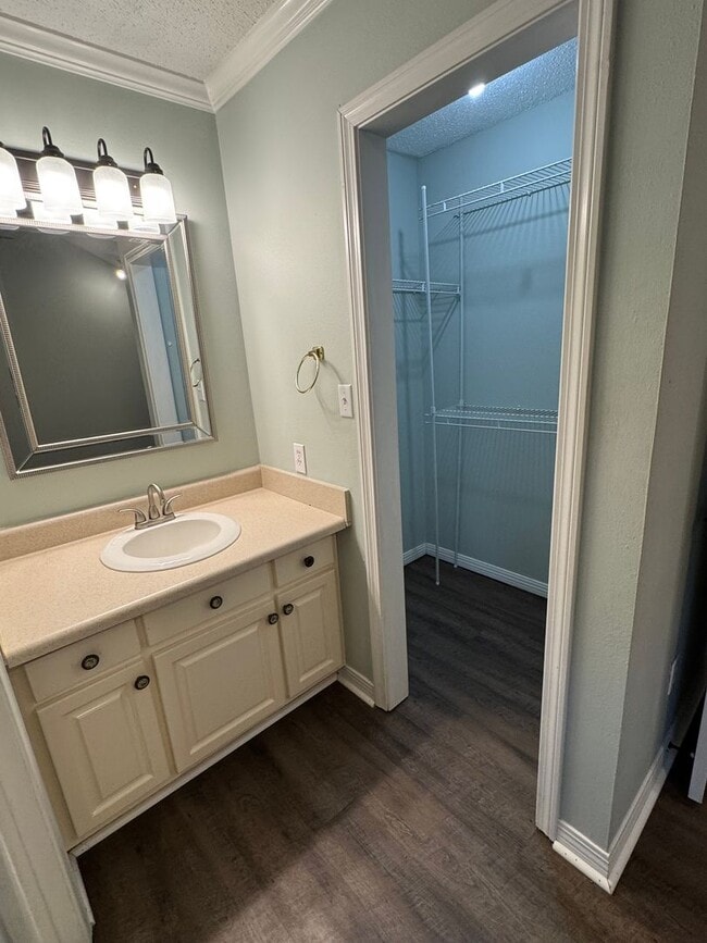 Building Photo - GREAT COMMUTE LOCATION!