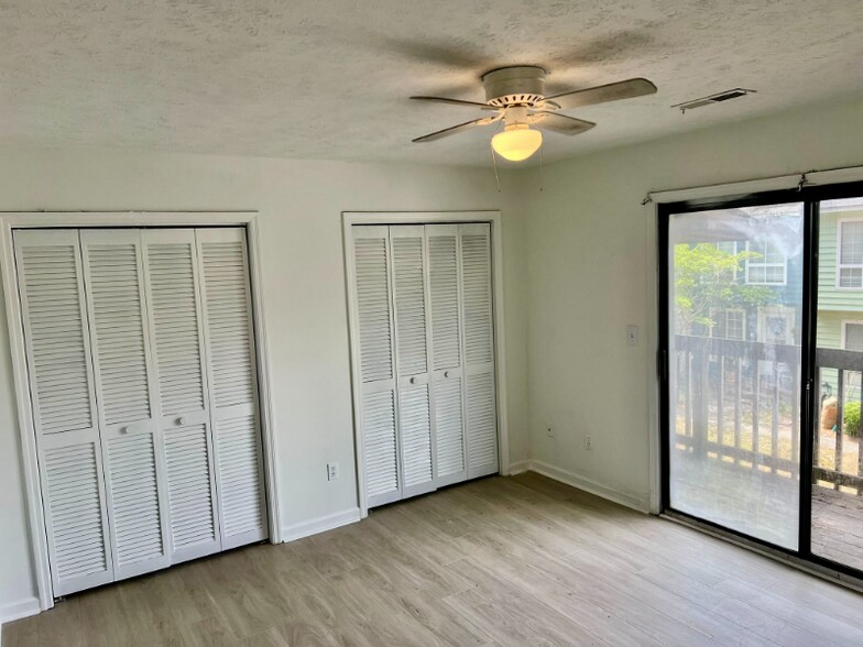 Building Photo - 402 74th Ave N