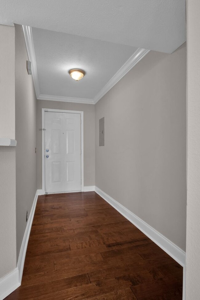 Building Photo - Donelson townhouse, 2 minutes from the lak...