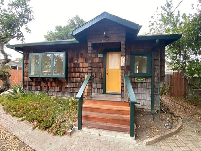 Building Photo - 17 Mile Drive Cottage!