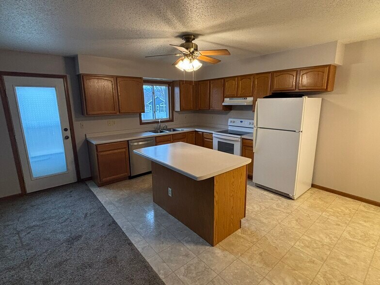 Building Photo - 125 Rosewood Ln S