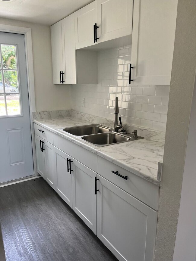 Primary Photo - 721/723 Burdick Ave