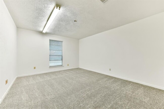 Building Photo - 3405 E Circle Dr