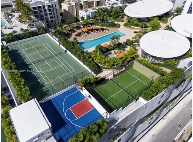 Building Photo - 700 NE 24th St