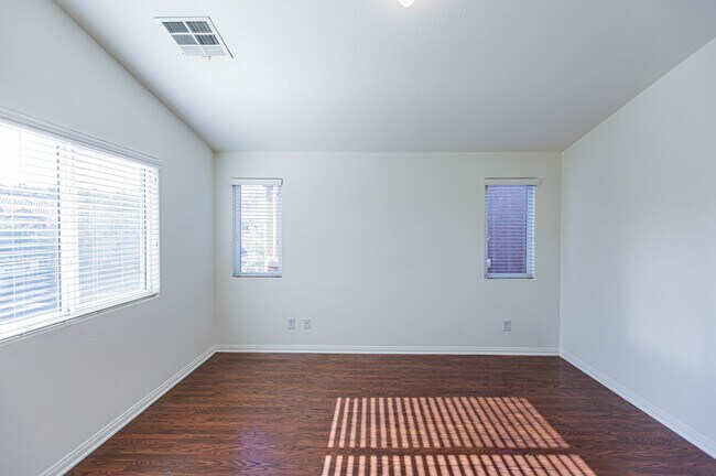 Building Photo - Beautiful 2 story Home