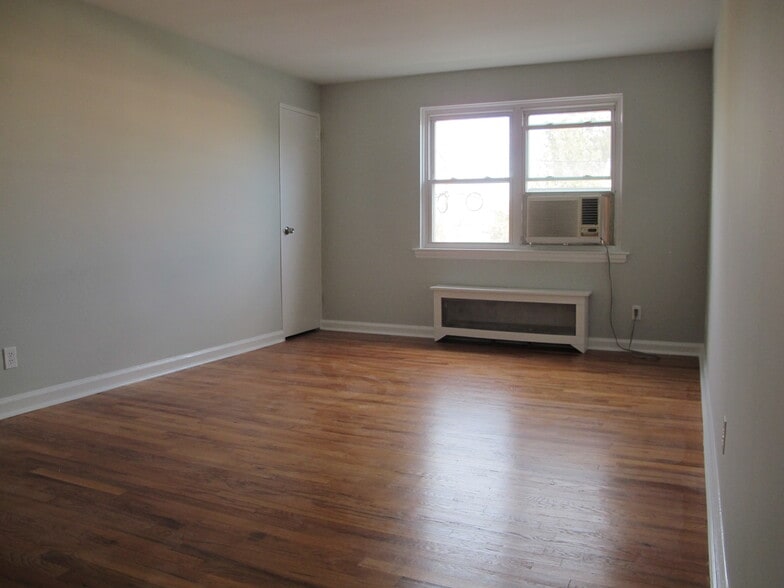 Spacious living room - 175 Seaton Rd