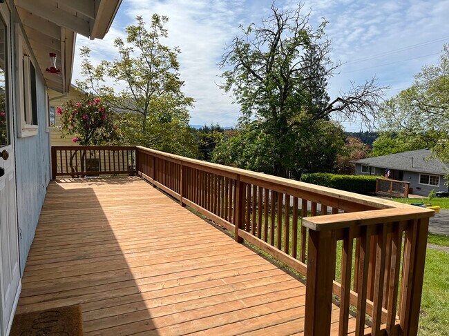 Building Photo - 2081 Canemah St