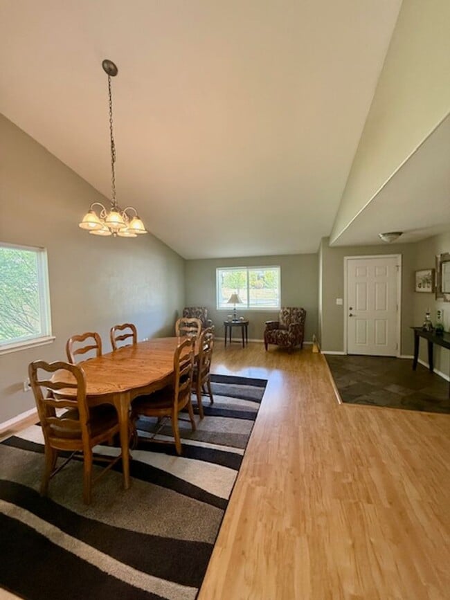 Building Photo - Lovely 3 Bedroom Single Level home with St...
