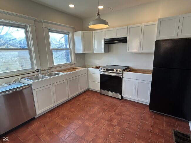 Building Photo - 963 Woodruff Pl W Dr