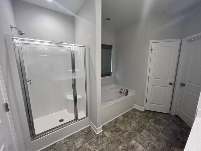 Building Photo - Breathtaking 4 Bedroom, 2 1/2 Bathroom House in Winston Salem, NC!