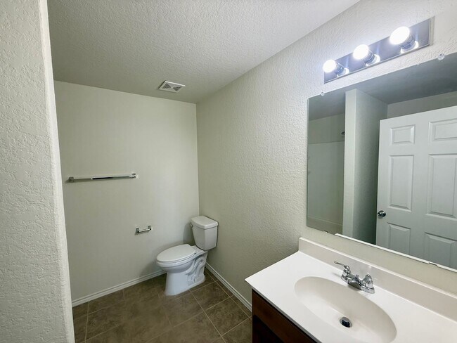 Building Photo - Beautiful 3 bedroom, 2.5 bathroom with an office in a prime New Braunfels location!