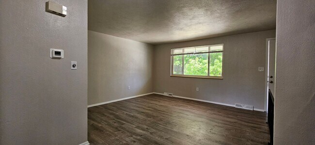 Building Photo - AVAILABLE NOW! Arvada 3 Bed 2 Bath Duplex New Paint New Flooring!