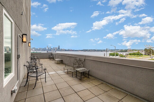 Building Photo - 1709 Harbor Ave SW