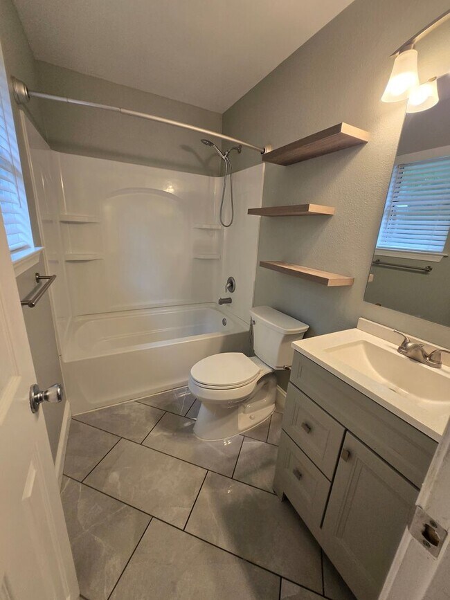 Building Photo - Nice Big 3 bedroom Home