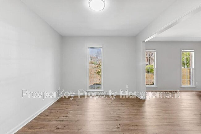 Building Photo - 4924 Roxbury Dr