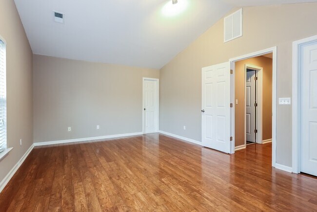 Building Photo - 400 Middleshare Dr
