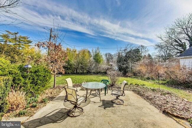 Building Photo - 1208 Pinewood Dr