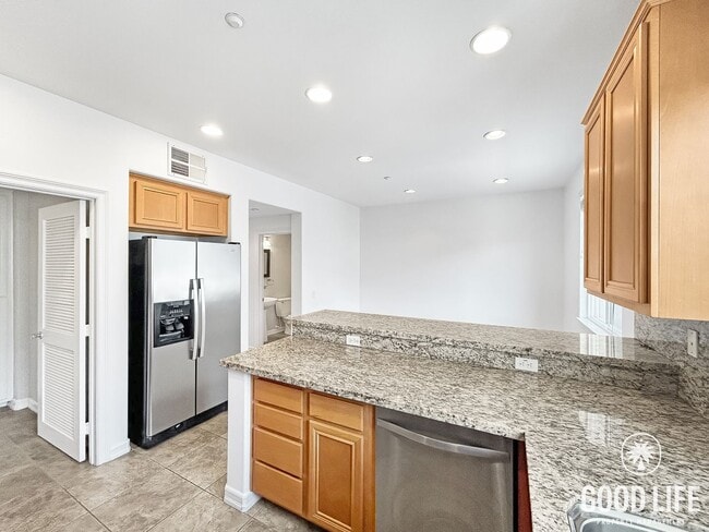 Building Photo - Beautiful 3BD/3BA w/ A/C, In-Unit Laundry, and 2-Car Garage in Bay Park!