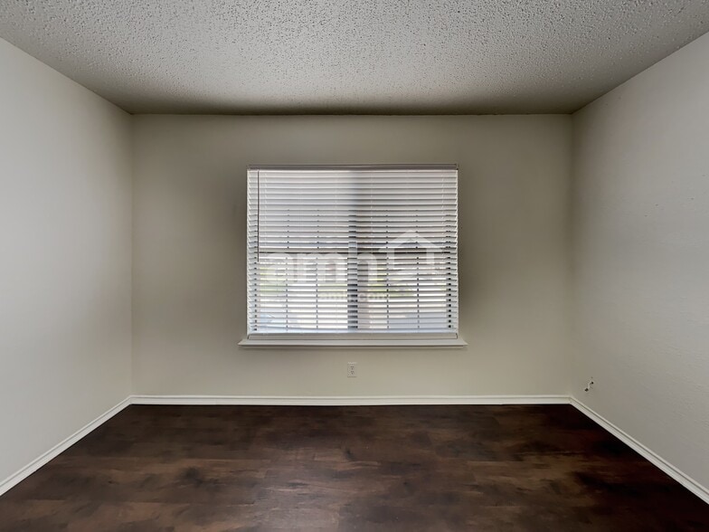 Building Photo - 33 Messenger Crk