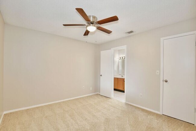 Building Photo - Spacious 4/3 Home with a Fenced Backyard and a 2 Car Garage in Hollowbrook - Winter Springs!