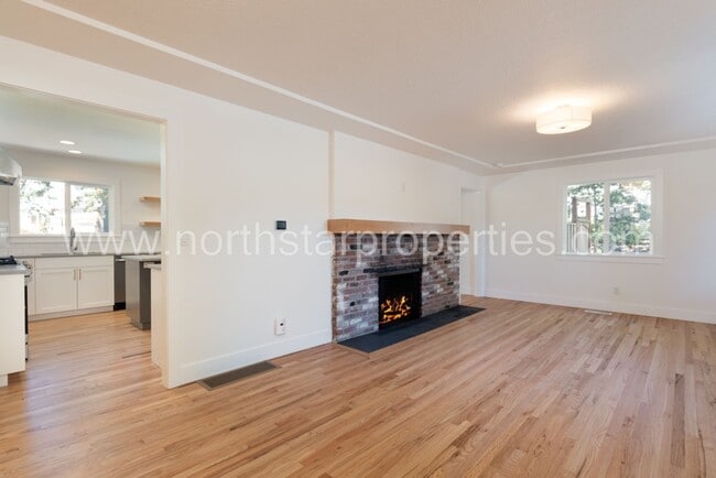 Building Photo - Exceptional Remodel Near Waluga Park