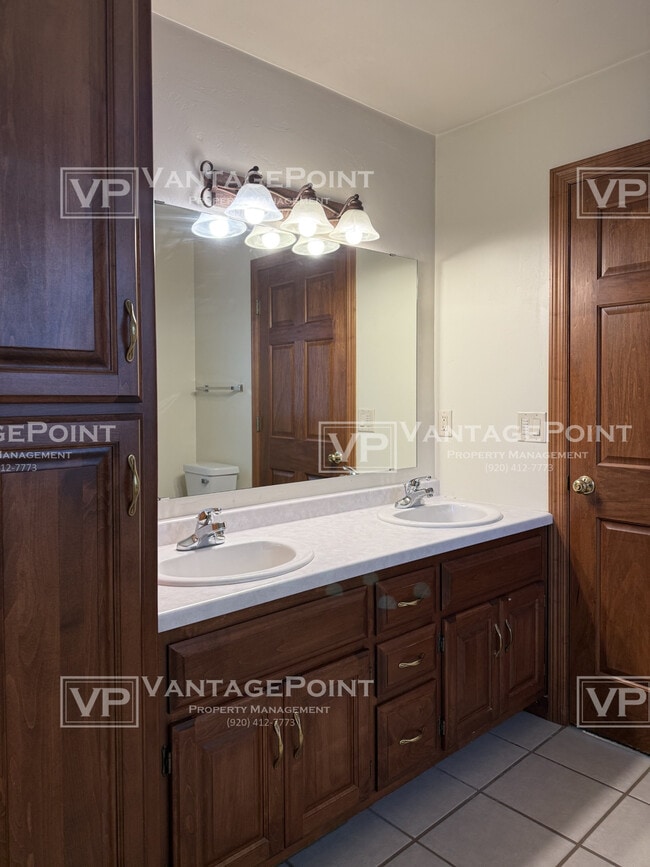 Building Photo - 2071 River Point Ct